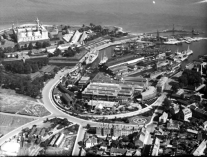 Luftfoto af Helsingør med Kronborg og Værftet