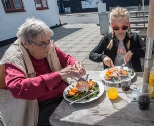 Ingrid og Rebacca på Nordhavnen i Helsingør Spiser stjerneskud.