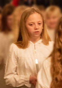 Rebecca går Lucia i Thise kirke 2019