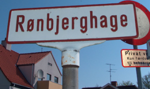 Lemvig kommune har fejlagtigt ændret navnet til Rønbjerghage - altså med J - men det er en fejl.