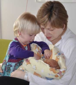 Susan og Rebecca med nyfødte Patrick på Viborg sygehus.
